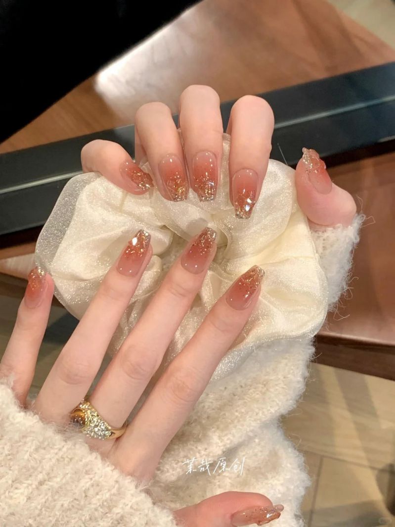Những mẫu nail ombre kim tuyến sang trọng - Hình số 5