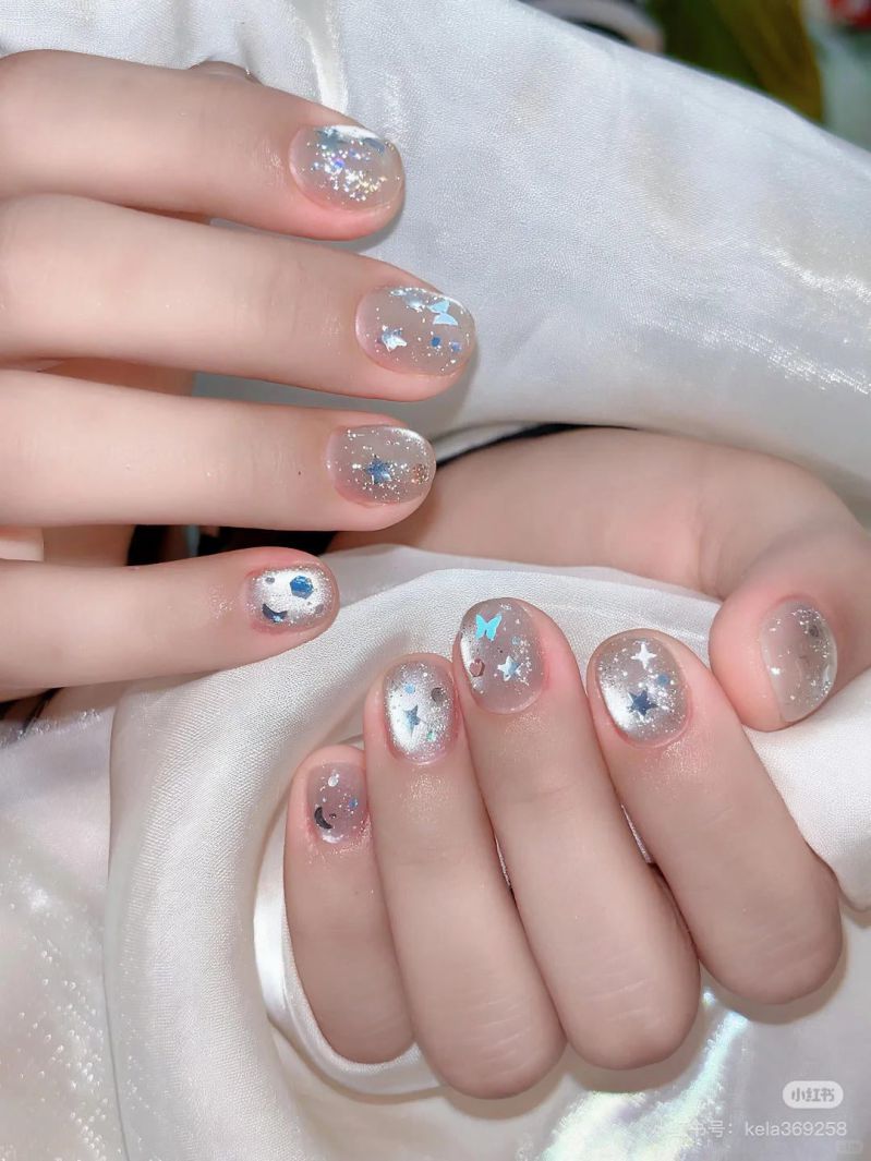Những mẫu nail ombre kim tuyến sang trọng - Hình số 7