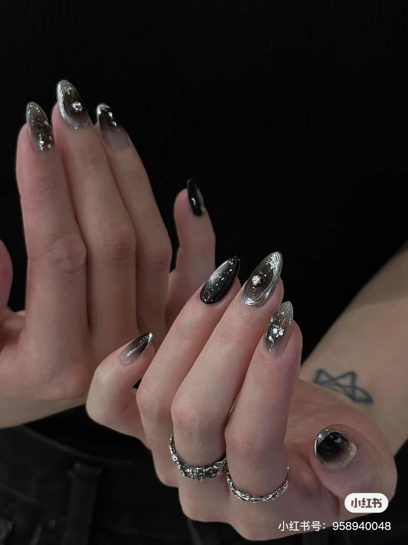 Những nail màu đen sang chảnh mắt mèo - Hình số 6