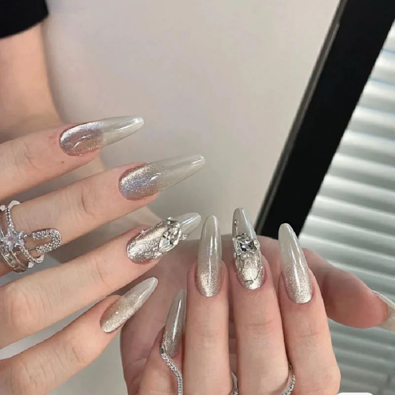 Những mẫu nail mắt mèo trắng đính đá - Hình số 1