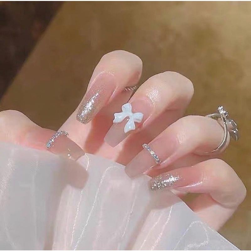 Những mẫu nail mắt mèo trắng đính đá - Hình số 2
