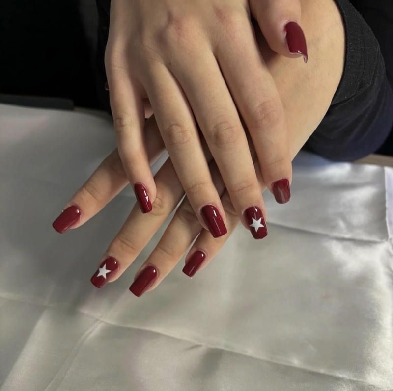 Những mẫu nail màu đỏ cherry đẹp - Hình số 10