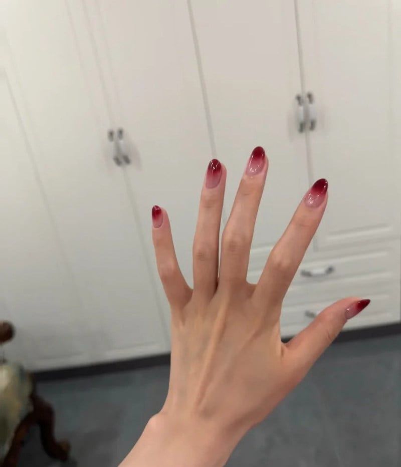 Những mẫu nail màu đỏ cherry ombre - Hình số 8