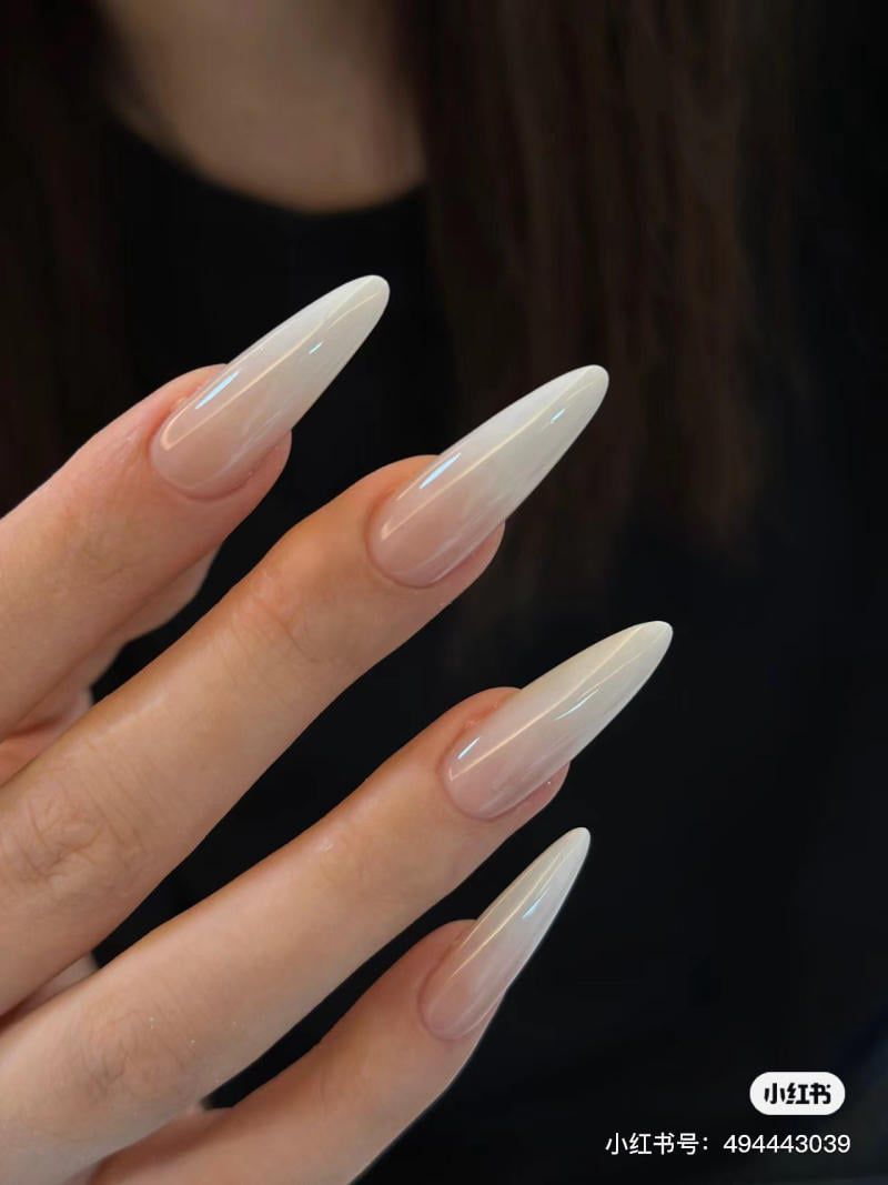 Những nail màu trắng gạo ombre - Hình số 2