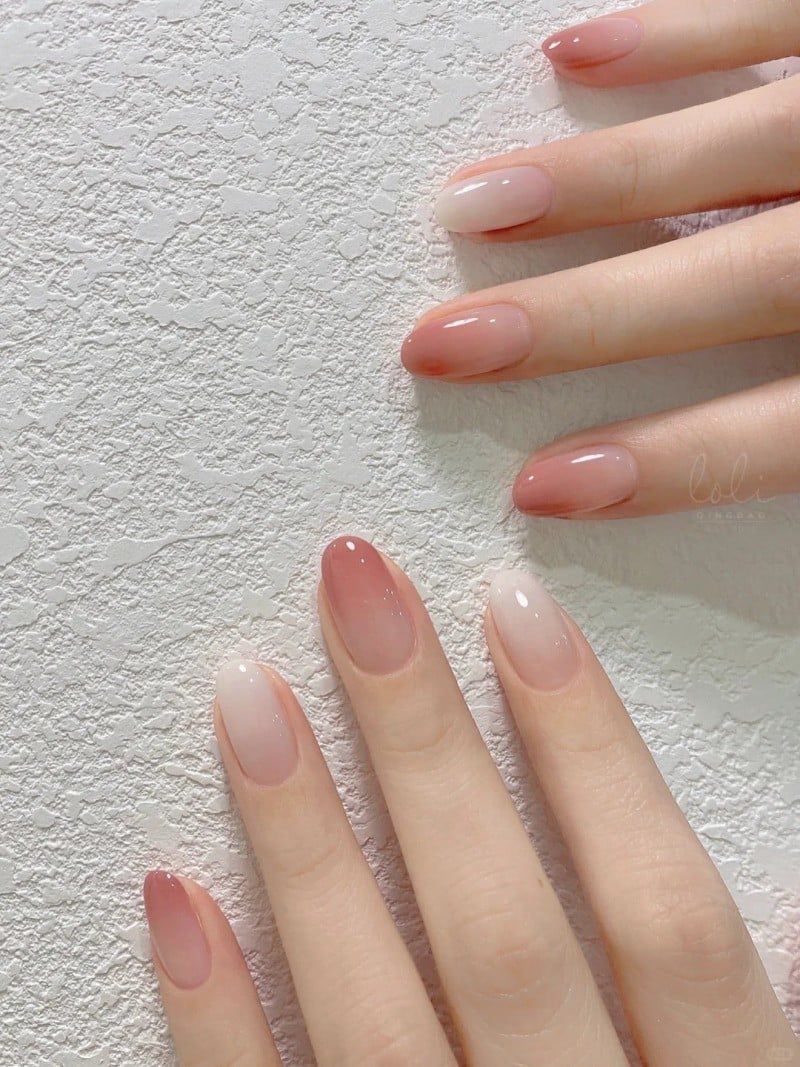 Những nail màu trắng gạo ombre - Hình số 3