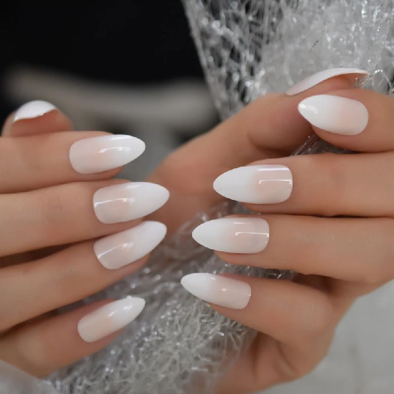 Những nail màu trắng gạo ombre - Hình số 4