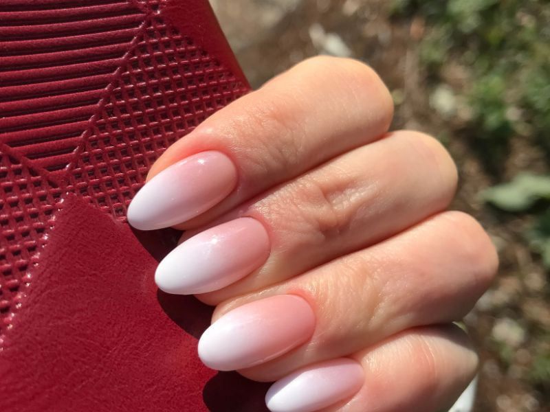 Những nail màu trắng gạo ombre - Hình số 1