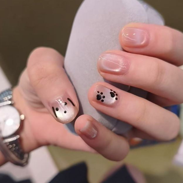 Những mẫu nail móng tay giả đẹp sáng da - Hình số 1