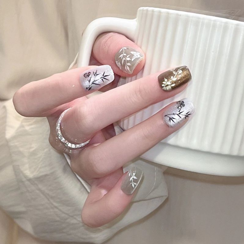 Những mẫu nail móng tay giả đẹp sáng da - Hình số 10