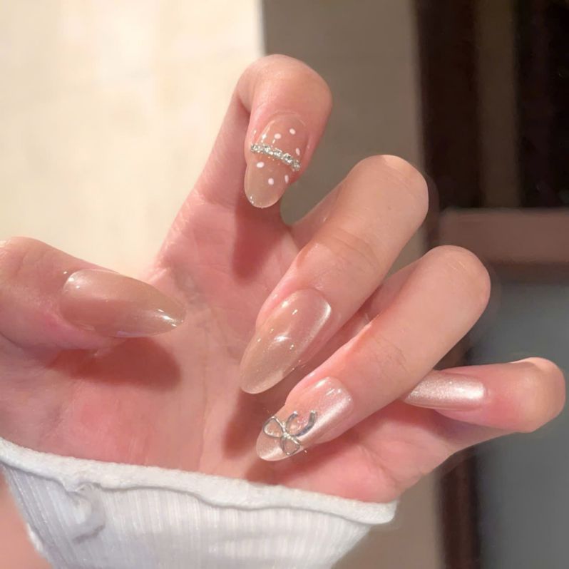 Những mẫu nail móng tay giả đẹp sáng da - Hình số 4