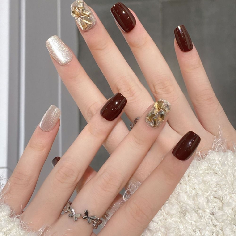 Những mẫu nail móng tay giả đẹp sáng da - Hình số 5