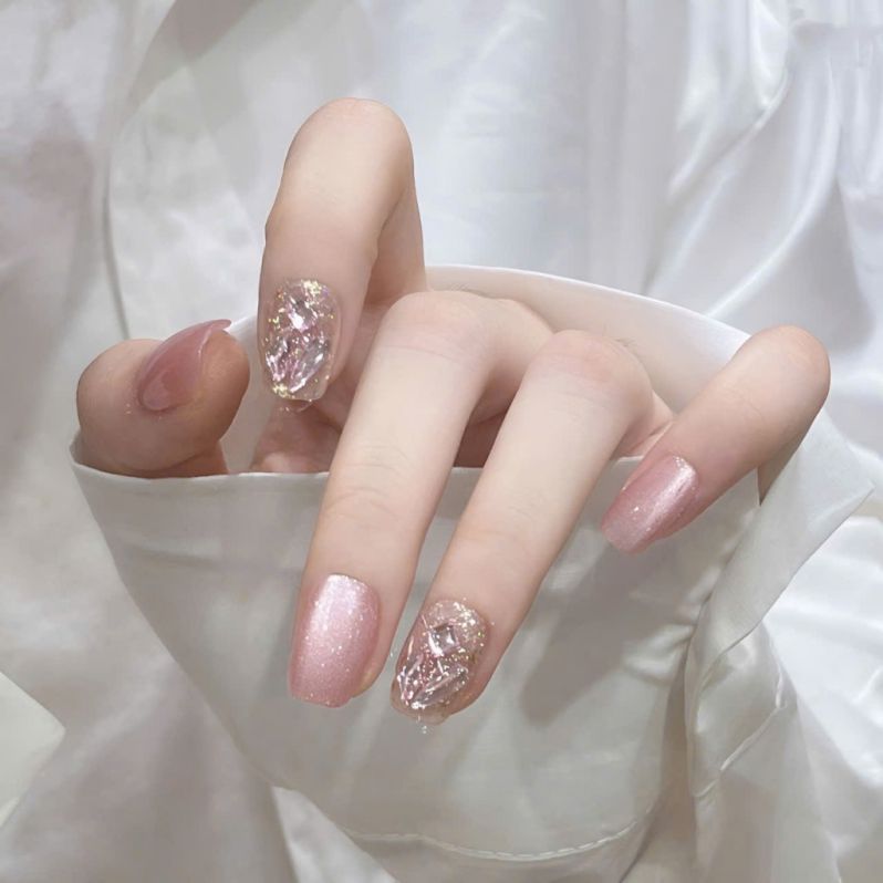 Những mẫu nail móng tay giả đẹp sáng da - Hình số 8