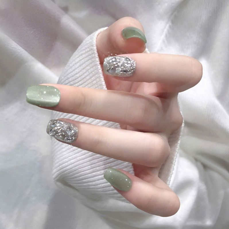 Những mẫu nail móng tay giả đẹp sáng da - Hình số 9