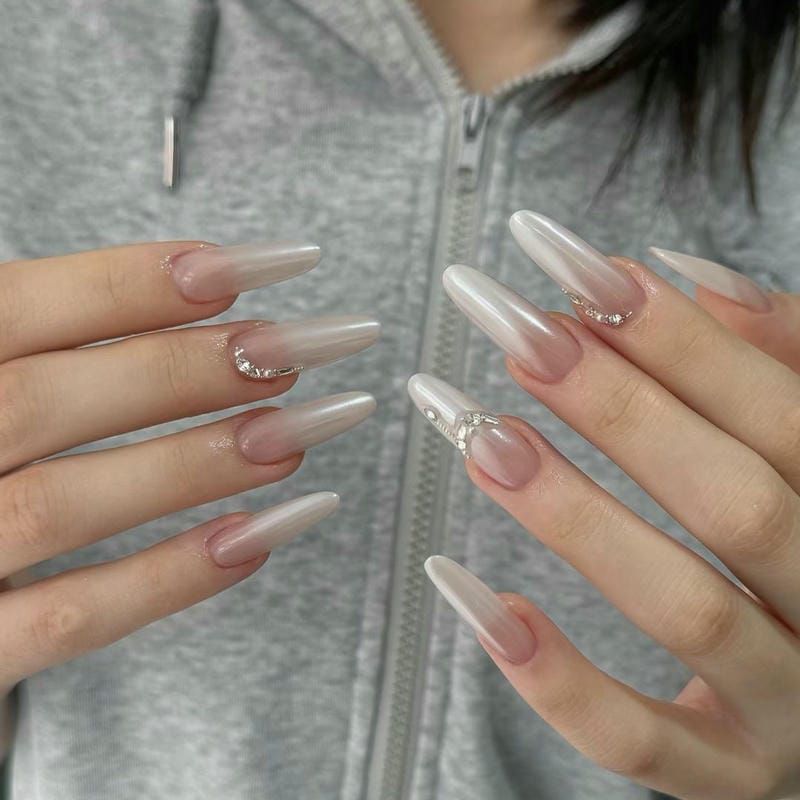 Những mẫu nail tráng gương đính đá - Hình số 2