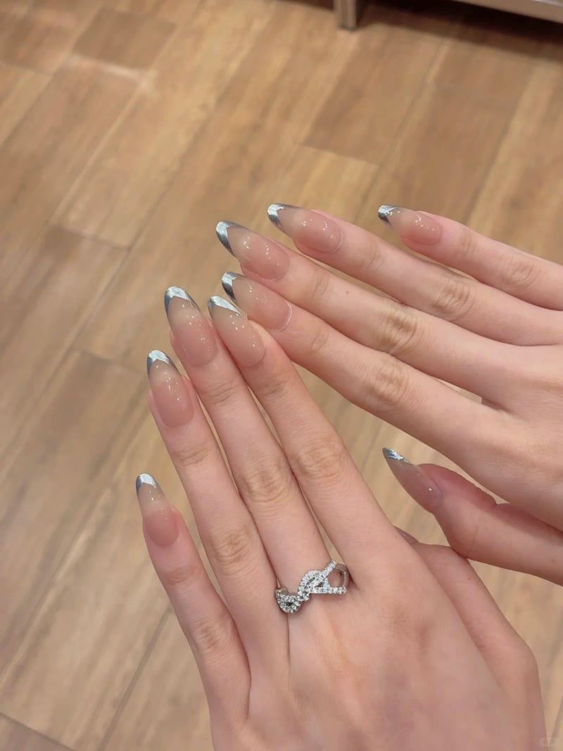 Những mẫu nail tráng gương đính đá - Hình số 9