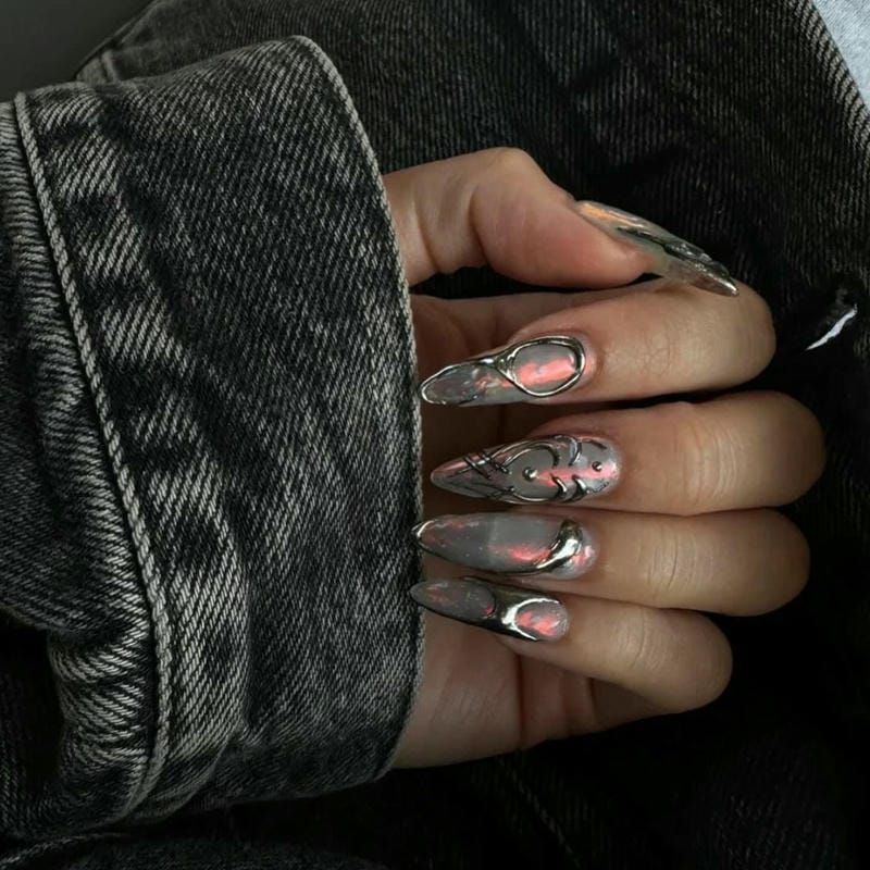 Những mẫu nail tráng gương cực quang - Hình số 5