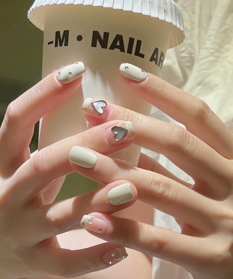 Những nail màu trắng sữa móng ngắn - Hình số 5