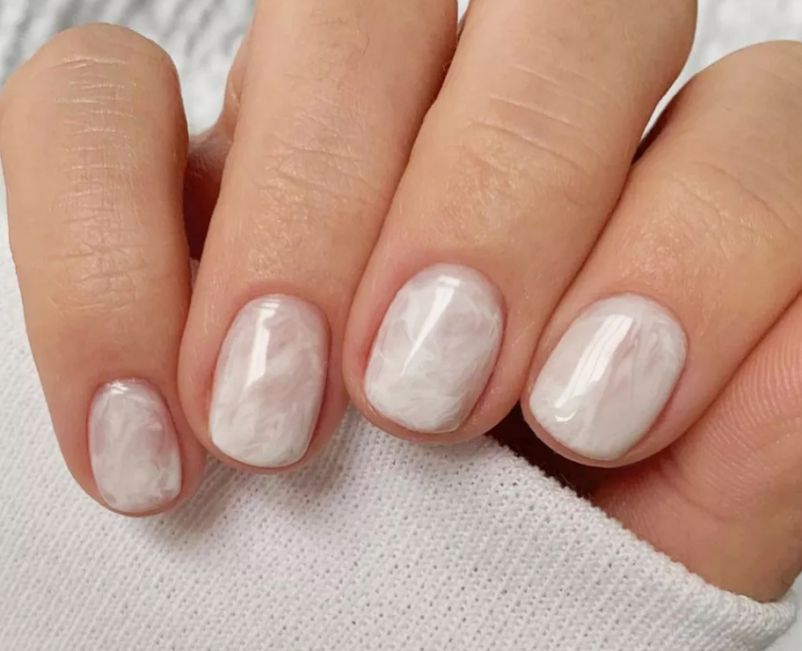 Những nail màu trắng sữa móng ngắn - Hình số 6