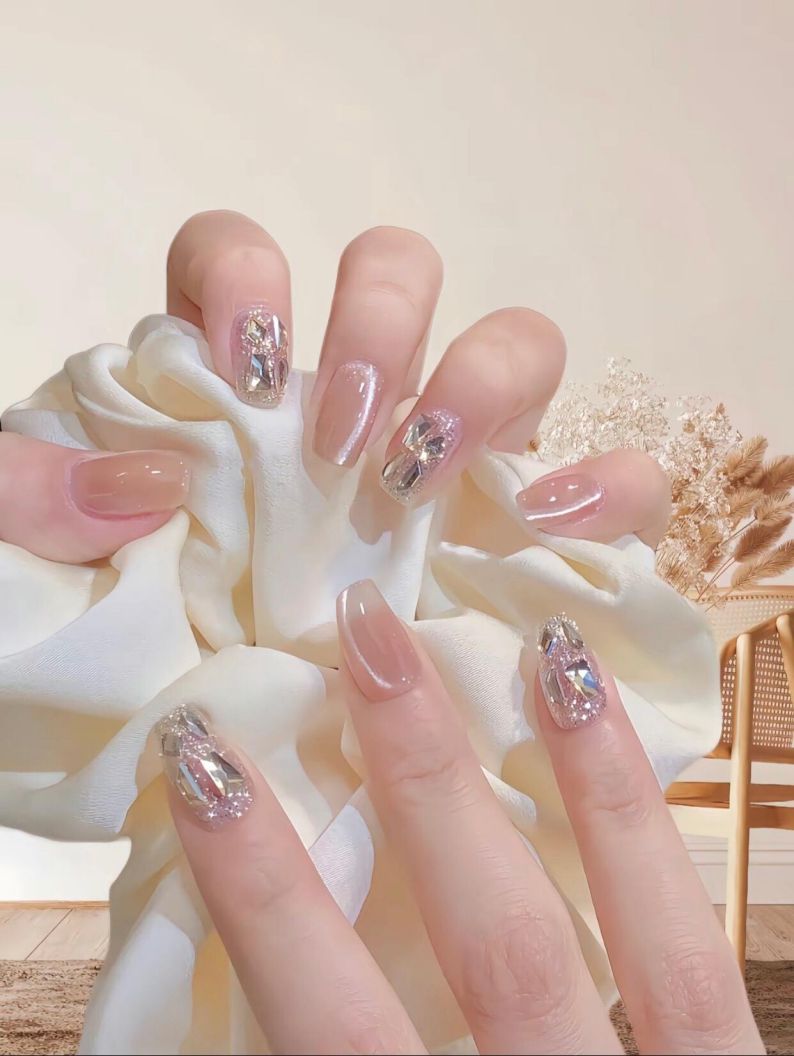 Những mẫu nail cô dâu vuông - Hình số 1