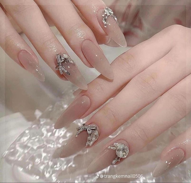 Những mẫu nail móng tay giả đẹp đính đá - Hình số 1