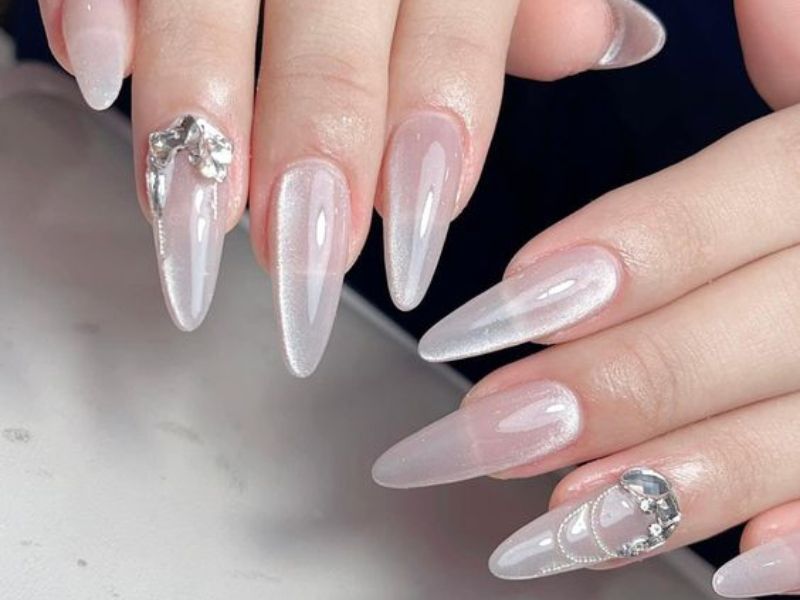 Những mẫu nail móng tay giả đẹp đính đá - Hình số 2