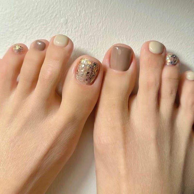 Những màu nail chân đẹp cho da ngăm kim tuyến - Hình số 6