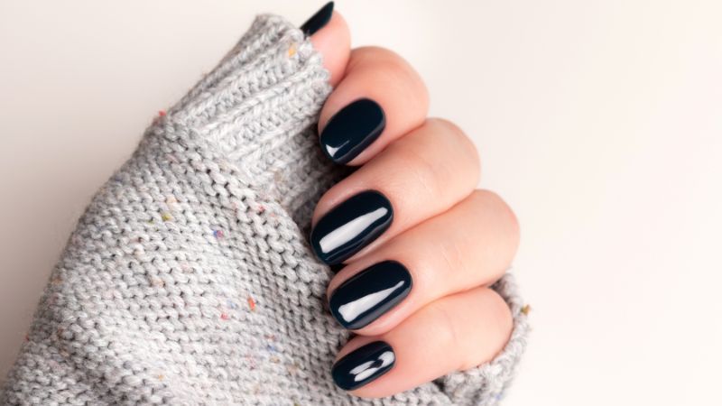 Những nail màu đen sang chảnh móng tròn - Hình số 10