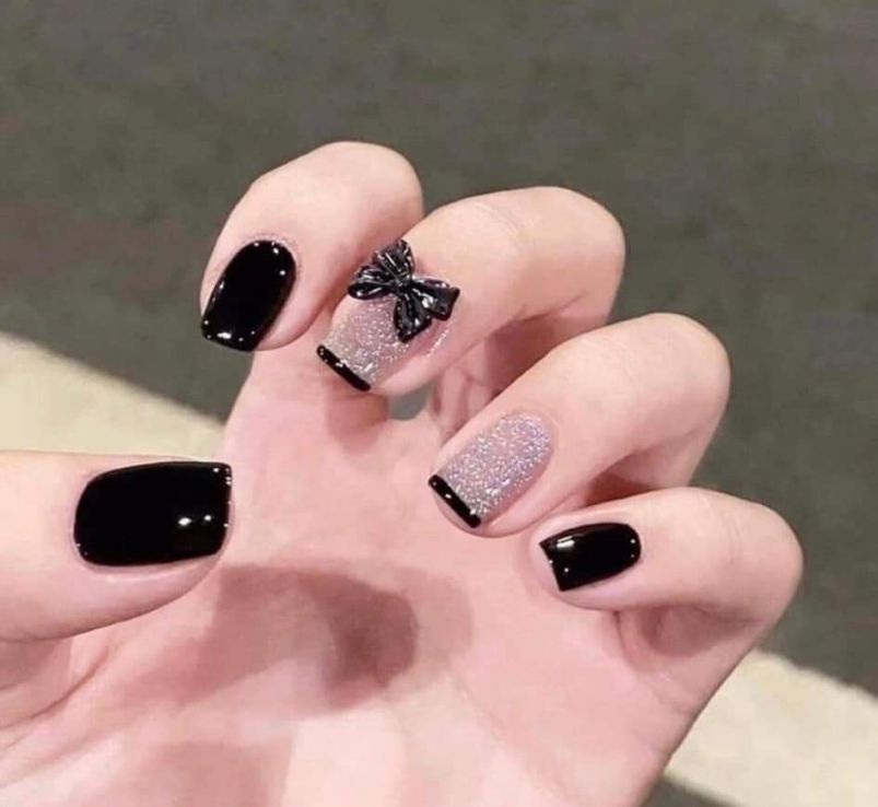 Những nail màu đen sang chảnh móng vuông - Hình số 4