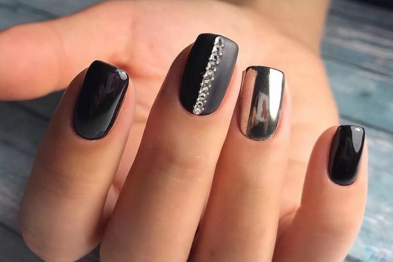 Những nail màu đen sang chảnh móng vuông - Hình số 5