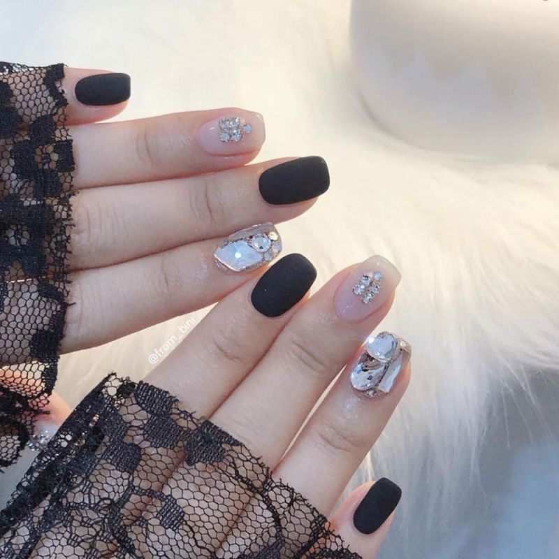 Những nail màu đen sang chảnh móng vuông - Hình số 8