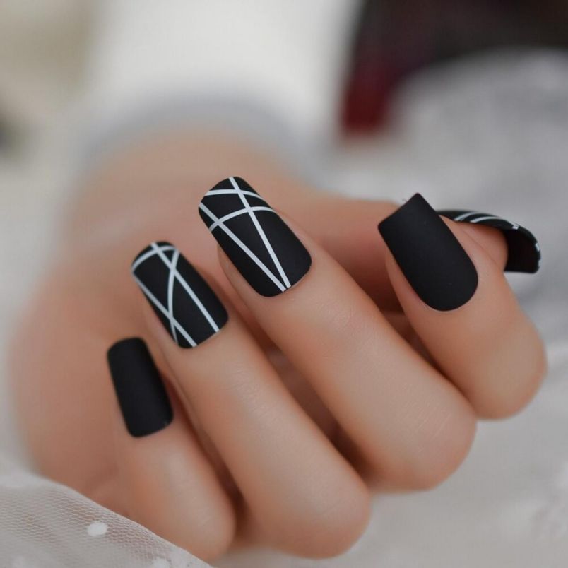 Những nail màu đen sang chảnh móng vuông - Hình số 9