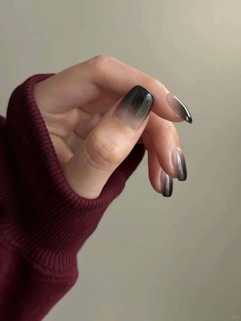 Những nail màu đen sang chảnh ombre - Hình số 5