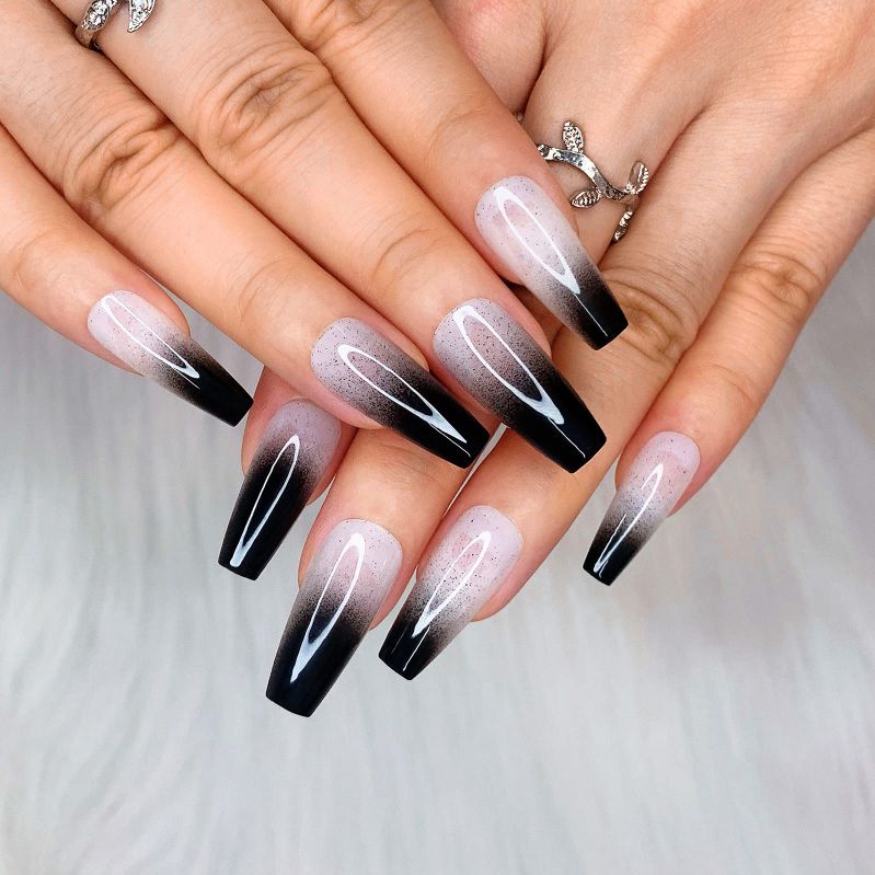 Những nail màu đen sang chảnh ombre - Hình số 6