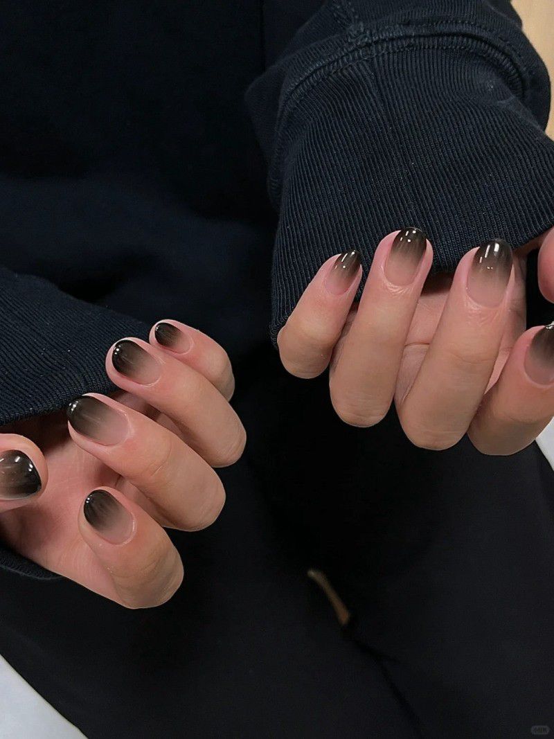 Những nail màu đen sang chảnh ombre - Hình số 8