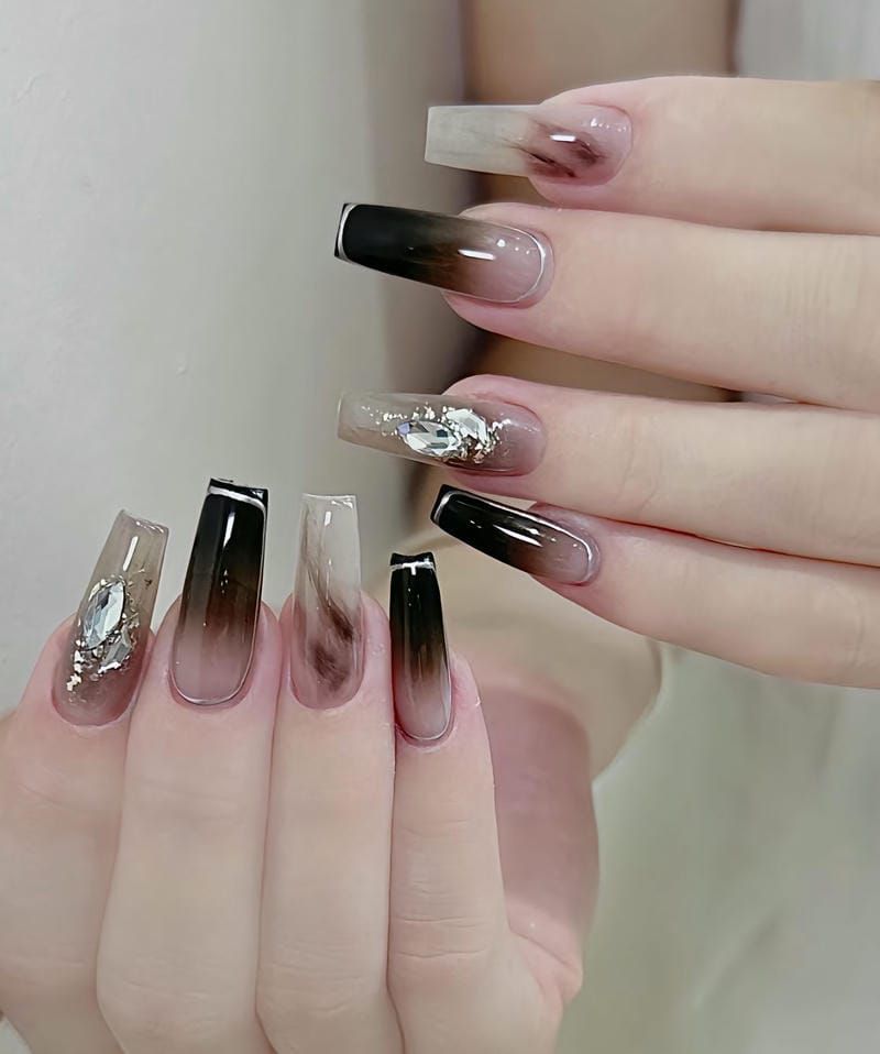 Những nail màu đen sang chảnh ombre - Hình số 9