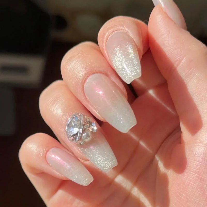 Những nail màu trắng gạo mắt mèo - Hình số 9