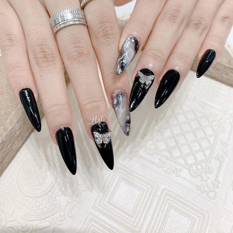 Những nail màu đen sang chảnh đính đá - Hình số 2