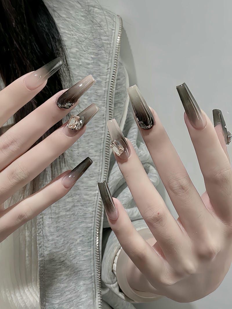 Những nail màu đen sang chảnh đính đá - Hình số 3