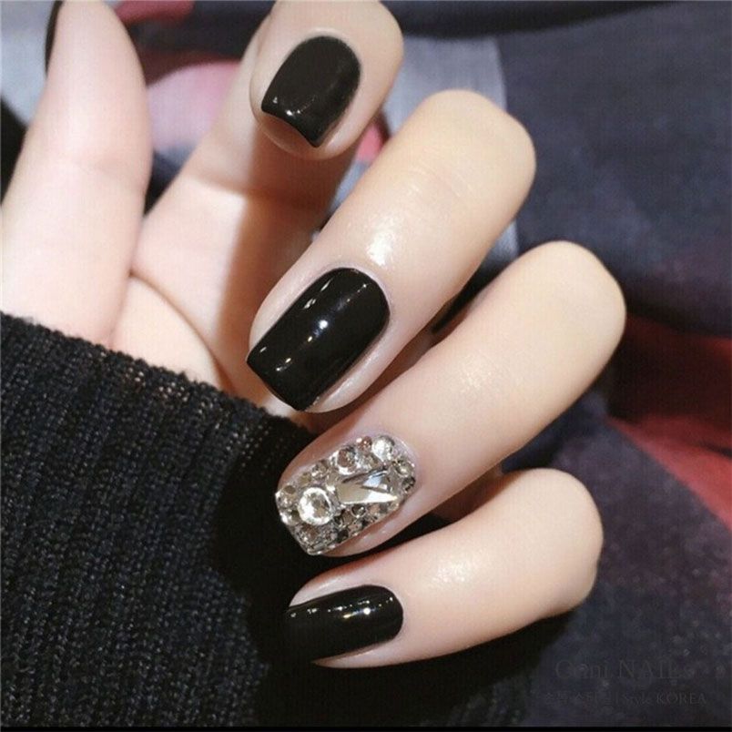 Những nail màu đen sang chảnh đính đá - Hình số 7