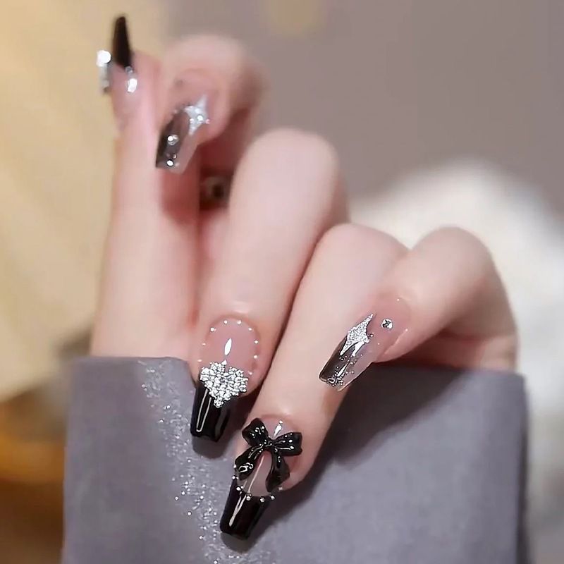 Những nail màu đen sang chảnh đính đá - Hình số 8