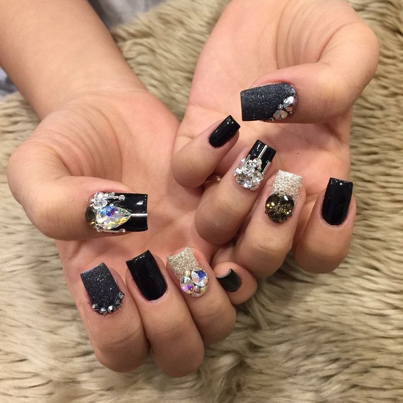 Những nail màu đen sang chảnh đính đá - Hình số 9