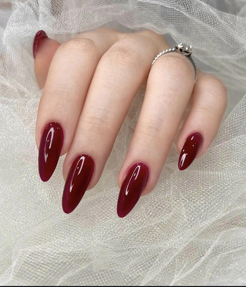 Những mẫu nail màu đỏ cherry móng dài - Hình số 5