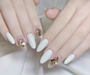 Những mẫu nail trắng sang chảnh cho tay - Hình số 3
