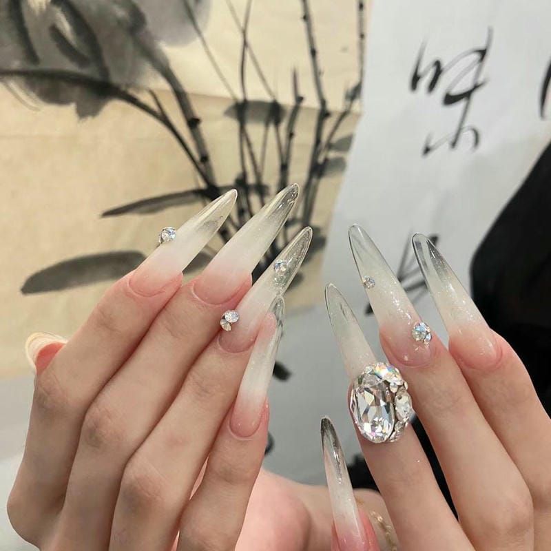 Những nail màu trắng sữa đính đá - Hình số 6
