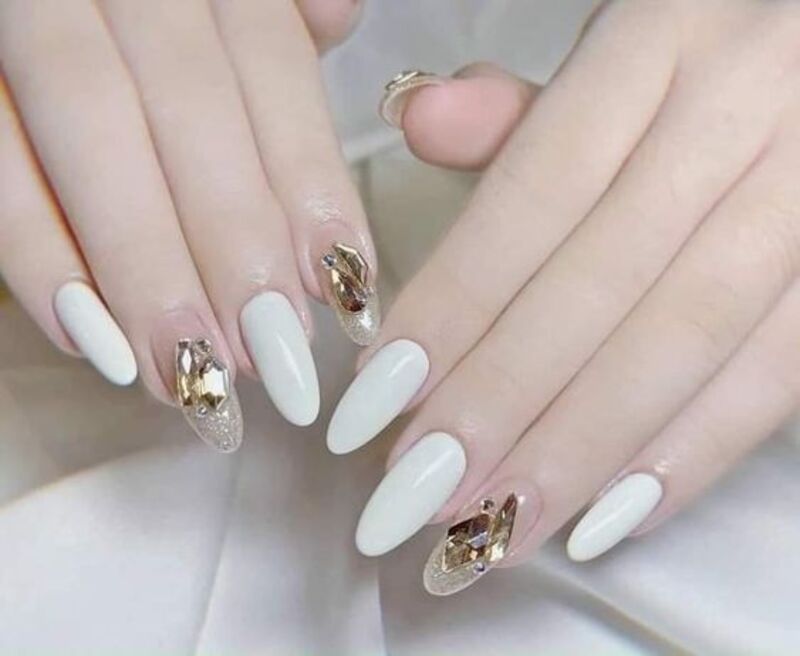 Những nail màu trắng sữa đính đá - Hình số 7