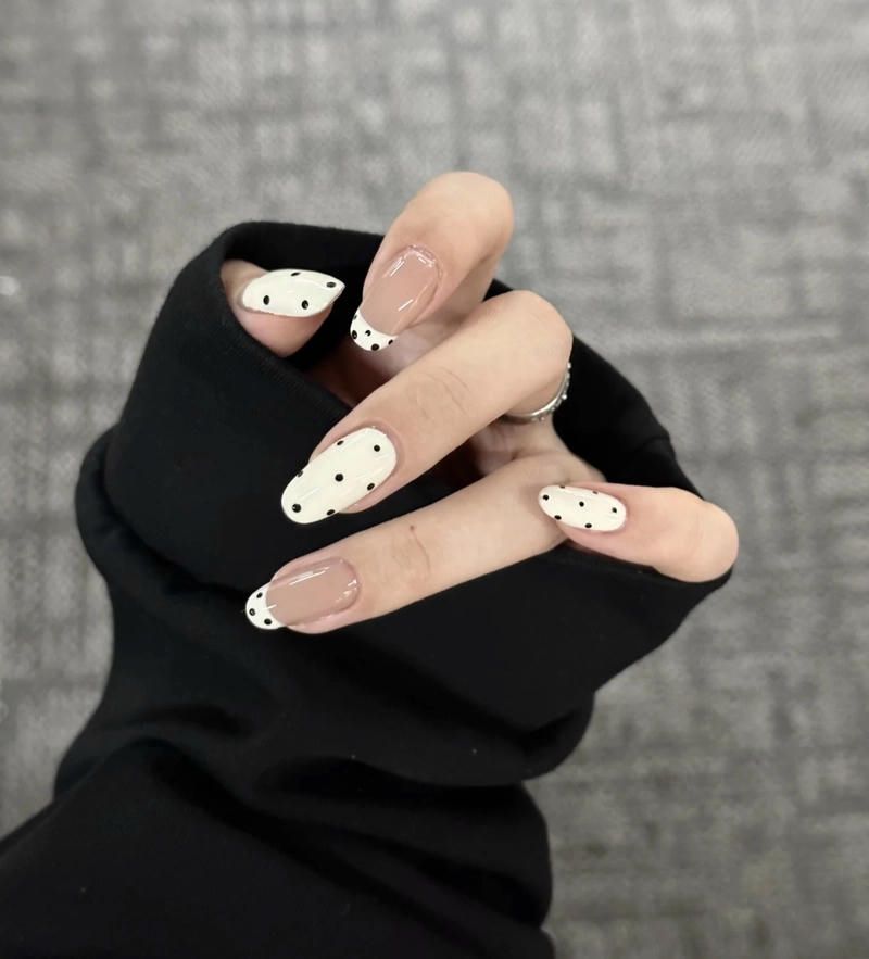 Những mẫu nail trắng sang chảnh đẹp - Hình số 9