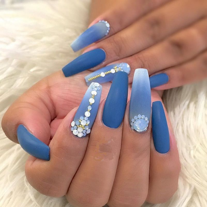 Những nail màu xanh dương nhạt đính đá - Hình số 10