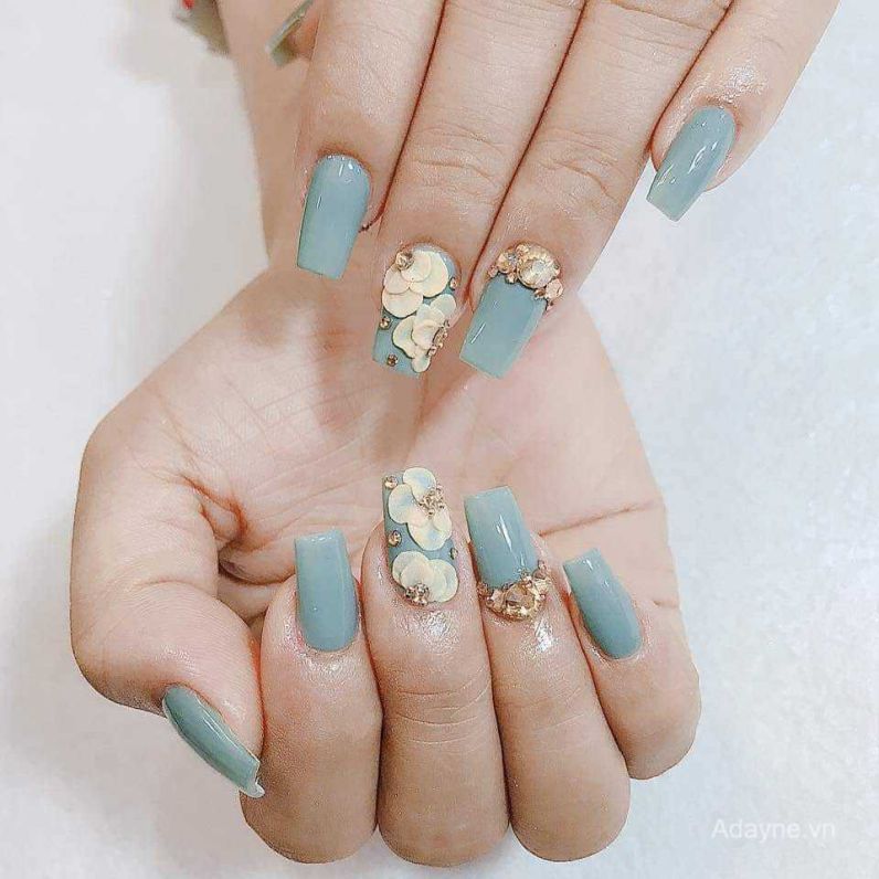 Những nail màu xanh dương nhạt đính đá - Hình số 2