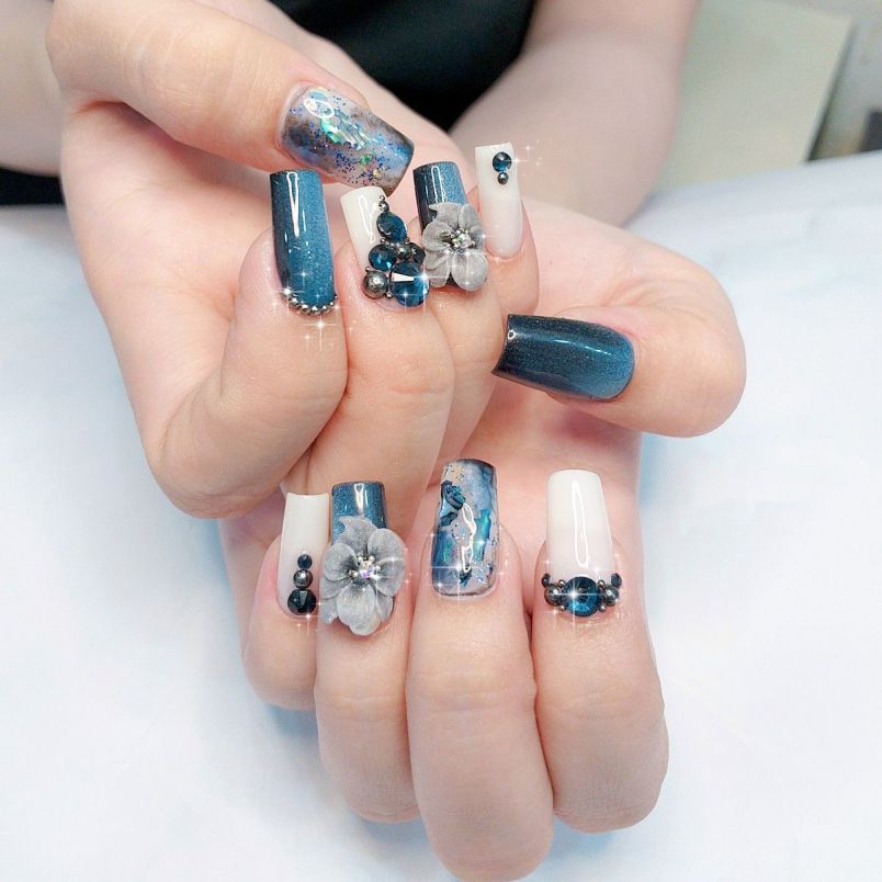 Những nail màu xanh dương nhạt đính đá - Hình số 4