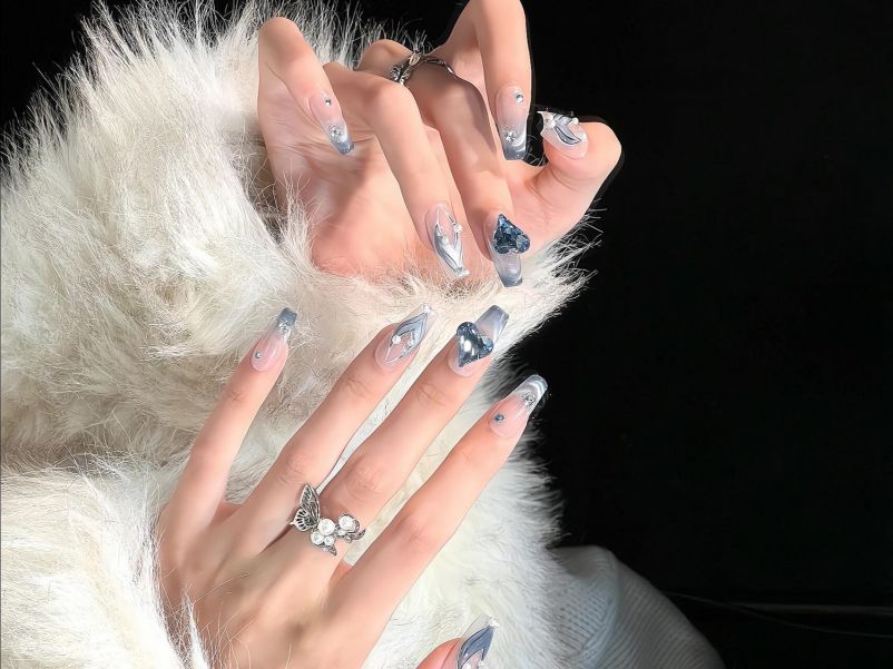 Những nail màu xanh dương nhạt đính đá - Hình số 7